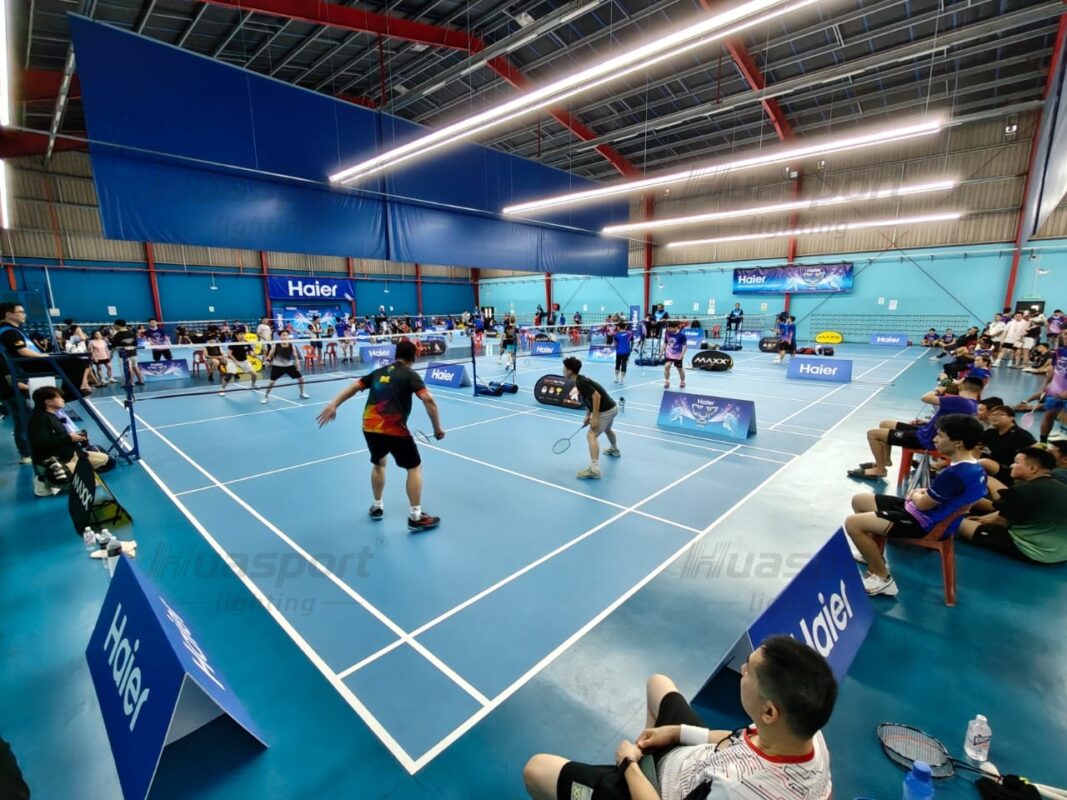Malaysia indoor badminton court lighting with Huasport long-bar anti-glare fixtures above active training courts